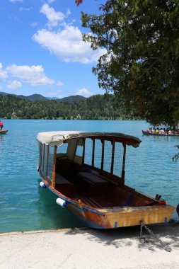 Yatak gemi ve tekneler demirleme için sahile tarafından özel donanımlı bir yerdir 