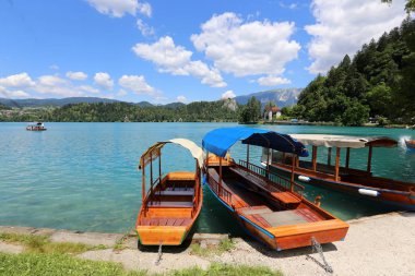 Yatak gemi ve tekneler demirleme için sahile tarafından özel donanımlı bir yerdir 