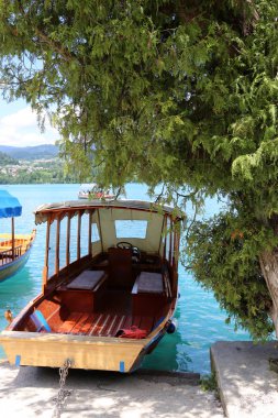 Yatak gemi ve tekneler demirleme için sahile tarafından özel donanımlı bir yerdir 