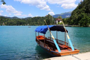 Yatak gemi ve tekneler demirleme için sahile tarafından özel donanımlı bir yerdir 