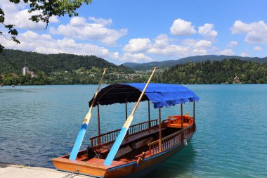 Yatak gemi ve tekneler demirleme için sahile tarafından özel donanımlı bir yerdir 