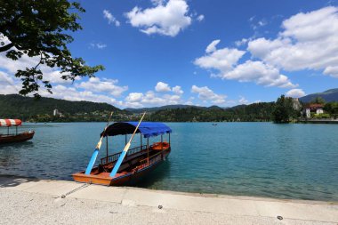 Yatak gemi ve tekneler demirleme için sahile tarafından özel donanımlı bir yerdir 