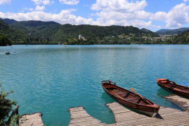 Yatak gemi ve tekneler demirleme için sahile tarafından özel donanımlı bir yerdir 