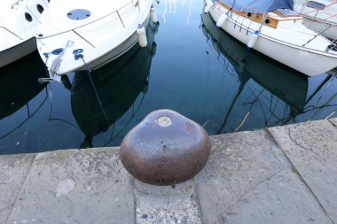 Yatak gemi ve tekneler demirleme için sahile tarafından özel donanımlı bir yerdir 