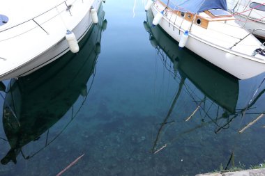 Yatak gemi ve tekneler demirleme için sahile tarafından özel donanımlı bir yerdir 