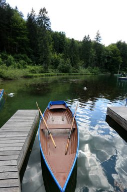 Yatak gemi ve tekneler demirleme için sahile tarafından özel donanımlı bir yerdir 