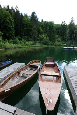 Yatak gemi ve tekneler demirleme için sahile tarafından özel donanımlı bir yerdir 