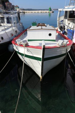 Yatak gemi ve tekneler demirleme için sahile tarafından özel donanımlı bir yerdir 