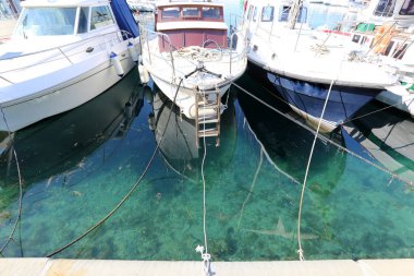 Yatak gemi ve tekneler demirleme için sahile tarafından özel donanımlı bir yerdir 