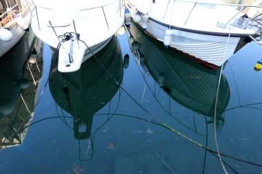 Yatak gemi ve tekneler demirleme için sahile tarafından özel donanımlı bir yerdir 
