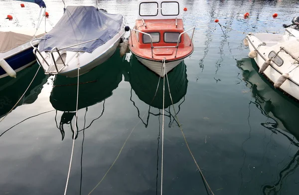 Atraque Lugar Especialmente Equipado Por Orilla Para Amarre Barcos Barcos — Foto de Stock