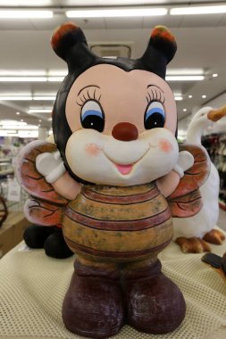 vitrin dükkanda manken standları 