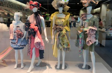 vitrin dükkanda manken standları 