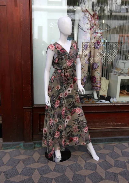 vitrin dükkanda manken standları 