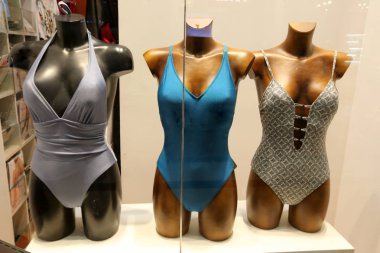 vitrin dükkanda manken standları 