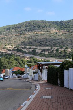 İsrail'in kuzeyinde küçük bir şehirde manzara 