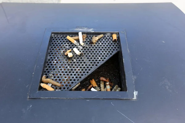 Asbak Een Vat Voor Sigarettenpeuken Tabak Ash Een Frequente Kenmerk — Stockfoto