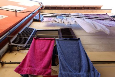 balkonda, Çamaşırhane yıkanmış ve nerede çamaşır makinası? 