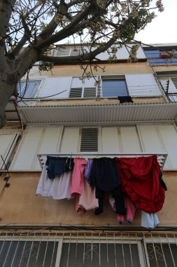 balkonda, Çamaşırhane yıkanmış ve nerede çamaşır makinası? 