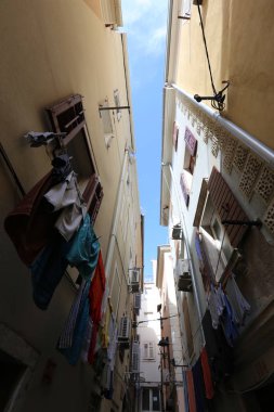 balkonda, Çamaşırhane yıkanmış ve nerede çamaşır makinası? 