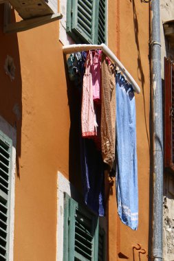 balkonda, Çamaşırhane yıkanmış ve nerede çamaşır makinası? 