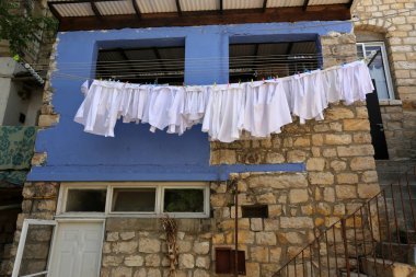 balkonda, Çamaşırhane yıkanmış ve nerede çamaşır makinası? 