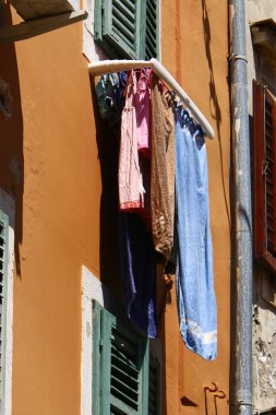 balkonda, Çamaşırhane yıkanmış ve nerede çamaşır makinası? 