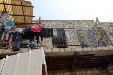 balkonda, Çamaşırhane yıkanmış ve nerede çamaşır makinası? 