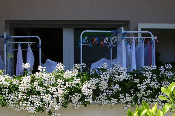 Στο Μπαλκόνι Πλυντήριο Ρούχων Είναι Πλυθεί Και Όπου Μπορείτε Στεγνώσει — Φωτογραφία Αρχείου