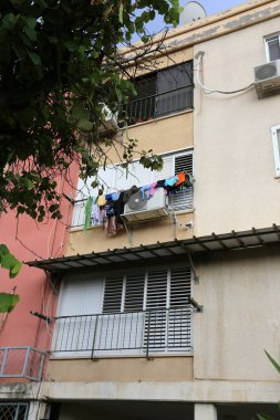 balkonda, Çamaşırhane yıkanmış ve nerede çamaşır makinası? 