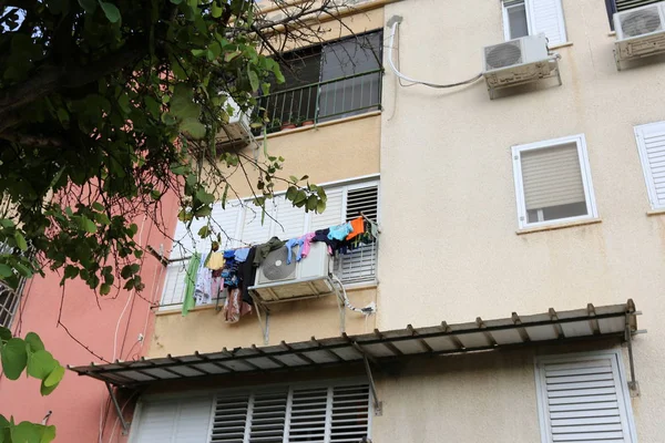 balkonda, Çamaşırhane yıkanmış ve nerede çamaşır makinası? 