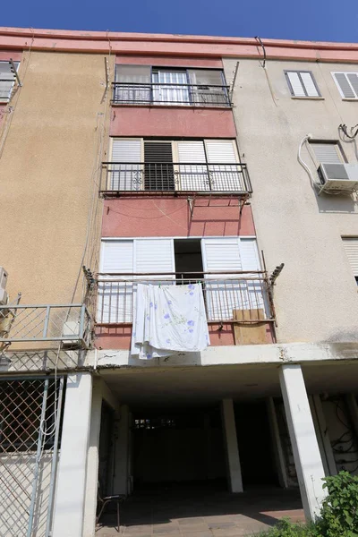 balkonda, Çamaşırhane yıkanmış ve nerede çamaşır makinası? 