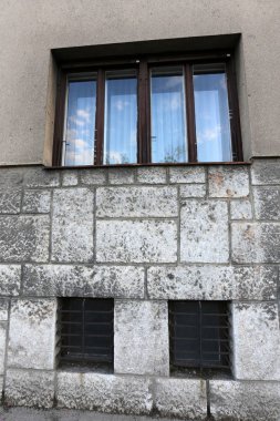 İçine belgili tanımlık oda ve havalandırma ışık almak için hizmet duvarda bir pencere açıyor. 