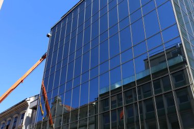 İçine belgili tanımlık oda ve havalandırma ışık almak için hizmet duvarda bir pencere açıyor. 