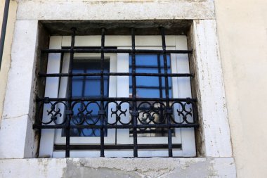 İçine belgili tanımlık oda ve havalandırma ışık almak için hizmet duvarda bir pencere açıyor. 