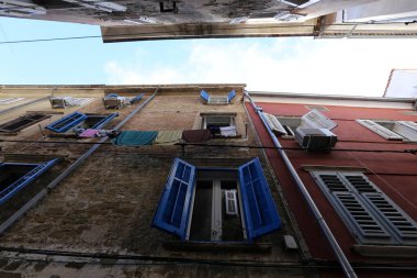 İçine belgili tanımlık oda ve havalandırma ışık almak için hizmet duvarda bir pencere açıyor. 