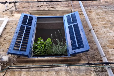 İçine belgili tanımlık oda ve havalandırma ışık almak için hizmet duvarda bir pencere açıyor. 