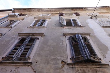 İçine belgili tanımlık oda ve havalandırma ışık almak için hizmet duvarda bir pencere açıyor. 