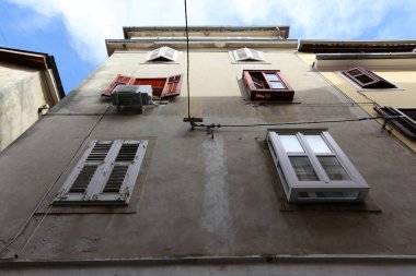 İçine belgili tanımlık oda ve havalandırma ışık almak için hizmet duvarda bir pencere açıyor. 