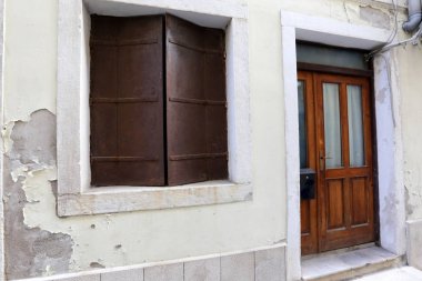 İçine belgili tanımlık oda ve havalandırma ışık almak için hizmet duvarda bir pencere açıyor. 