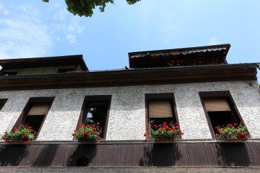 İçine belgili tanımlık oda ve havalandırma ışık almak için hizmet duvarda bir pencere açıyor. 