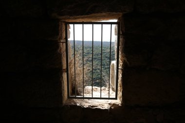 İçine belgili tanımlık oda ve havalandırma ışık almak için hizmet duvarda bir pencere açıyor. 