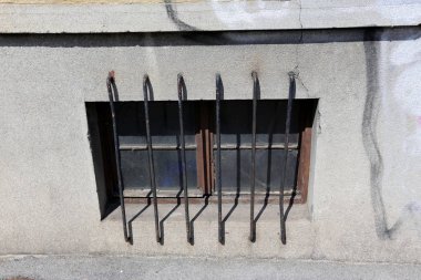 İçine belgili tanımlık oda ve havalandırma ışık almak için hizmet duvarda bir pencere açıyor. 