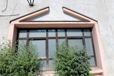 İçine belgili tanımlık oda ve havalandırma ışık almak için hizmet duvarda bir pencere açıyor. 