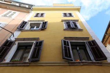 İçine belgili tanımlık oda ve havalandırma ışık almak için hizmet duvarda bir pencere açıyor. 