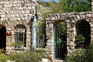 İçine belgili tanımlık oda ve havalandırma ışık almak için hizmet duvarda bir pencere açıyor. 