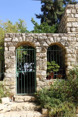 İçine belgili tanımlık oda ve havalandırma ışık almak için hizmet duvarda bir pencere açıyor. 