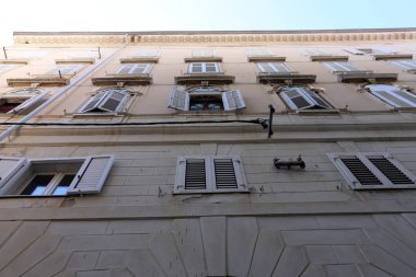 İçine belgili tanımlık oda ve havalandırma ışık almak için hizmet duvarda bir pencere açıyor. 