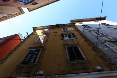 İçine belgili tanımlık oda ve havalandırma ışık almak için hizmet duvarda bir pencere açıyor. 