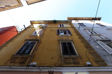 İçine belgili tanımlık oda ve havalandırma ışık almak için hizmet duvarda bir pencere açıyor. 